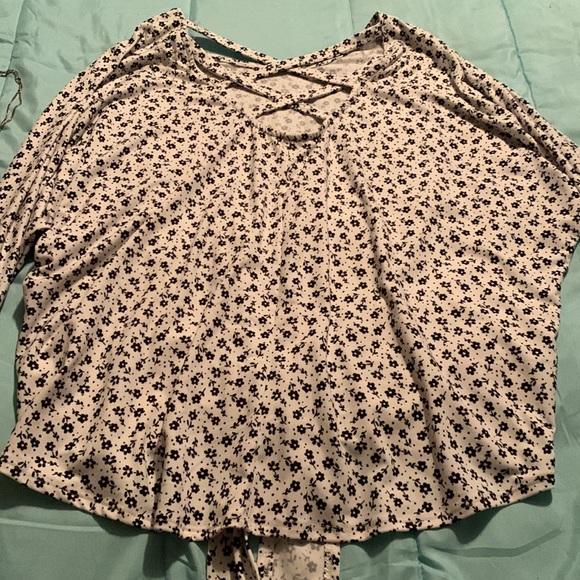 NWT black and white flower blouse - Picture 2 of 2